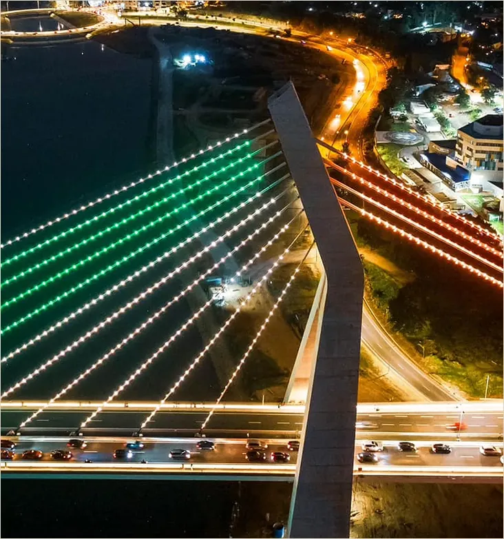 Vue nocturne d'Abidjan illuminée